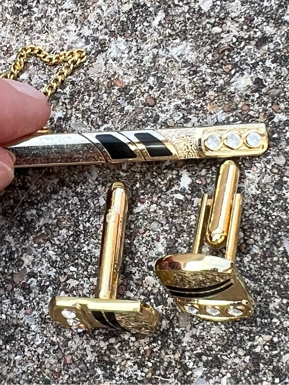 👗Gold-Tone Cufflinks and Tie Bar Set with Black Stripe
